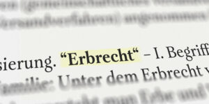 Erbrecht im Buch mit Textmarker markiert